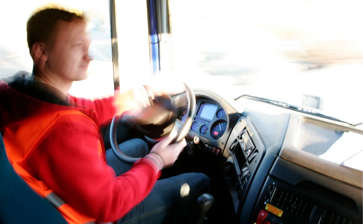 Około 120 tys. zawodowych kierowców brakuje obecnie w Polsce - wynika z najnowszego raportu Związku Pracodawców "Transport i Logistyka Polska". Dokument oficjalnie zostanie zaprezentowany w środę, ale do najważniejszych wniosków z publikacji dotarł już reporter RMF FM Michał Dobrołowicz.