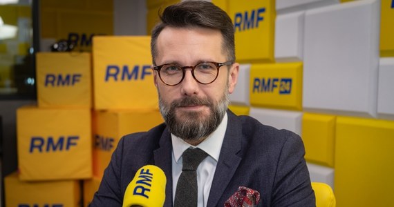 "W swoim sumieniu minister Andrzej Domański powinien rozstrzygnąć, czy boi się Donalda Tuska i będzie łamał prawo na jego polityczny rozkaz, czy bardziej boi się konsekwencji, które kiedyś w przyszłości poniesie, jeśli złamie prawo" - mówił w Popołudniowej rozmowie w RMF FM Radosław Fogiel, poseł PiS, wiceprzewodniczący sejmowej komisji spraw zagranicznych.