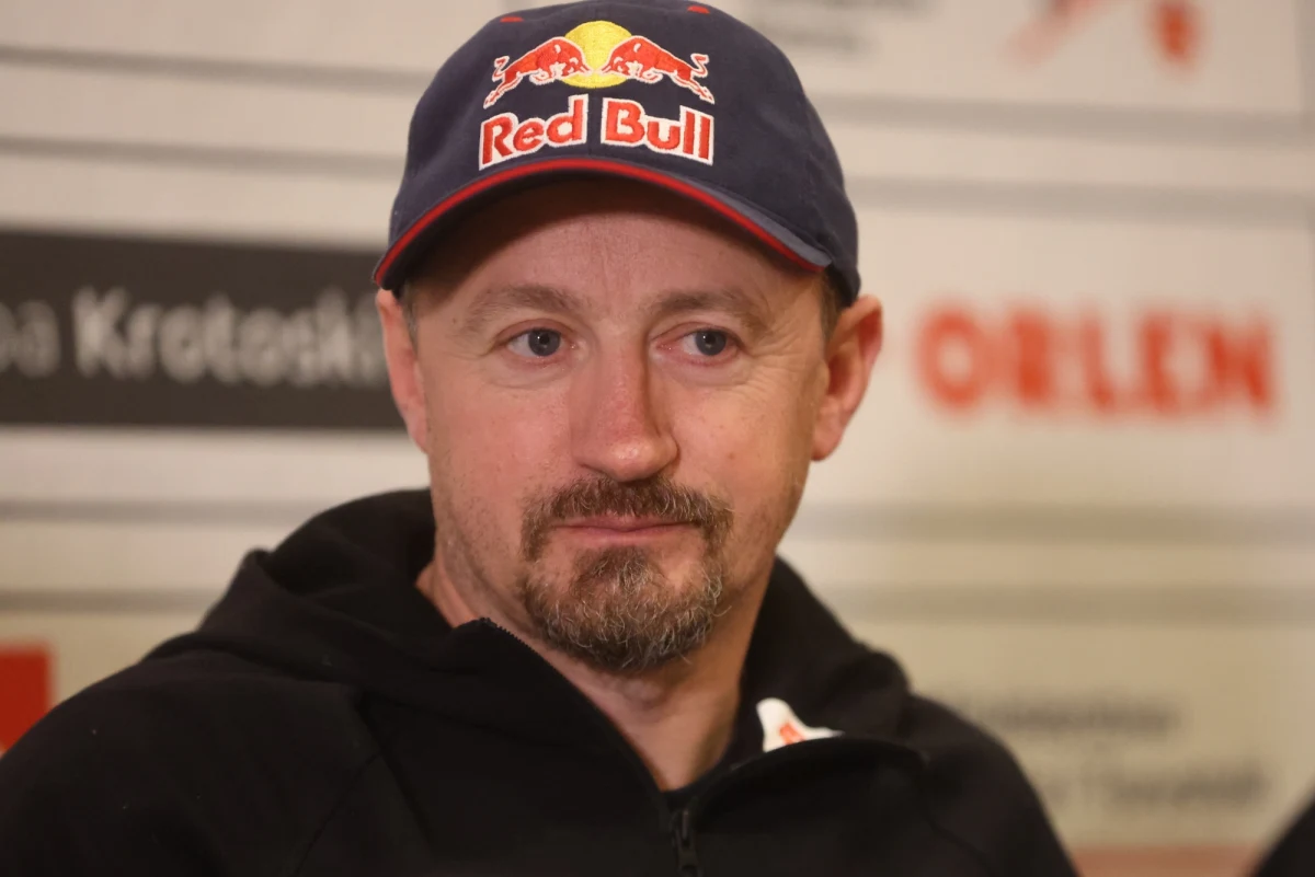 Prezes Polskiego Związku Narciarskiego Adam Małysz ocenił występ Biało-Czerwonych na Turnieju Czterech Skoczni. Zasłużone, dobre słowa zebrał ósmy zawodnik klasyfikacji generalnej tej imprezy, Paweł Wąsek. A jak Małysz ocenia naszą trójkę weteranów: Piotra Żyłę, Dawida Kubackiego i trenującego w kraju Kamila Stocha?