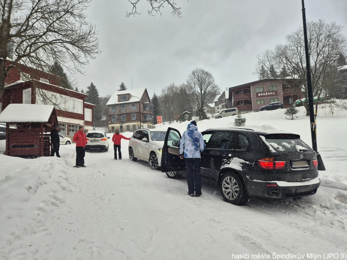 Jazda samochodem po wyżej położonych terenach nie należy do najłatwiejszych. Tym bardziej, jeśli drogi pokrywa śnieg, a my nie mamy na kołach specjalnych łańcuchów. O nieprzyjemnych konsekwencjach ich braku przekonali się niedawno kierowcy z Polski, których drogowe wpadki podbiły czeski internet.