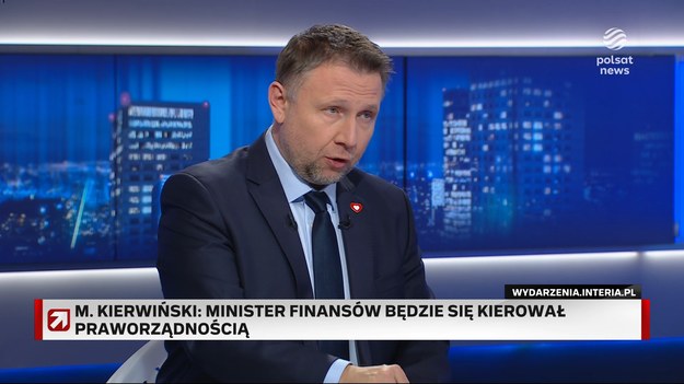 Marcin Kierwiński, zapytany we wtorkowym "Gościu Wydarzeń" o wypłatę pieniędzy dla PiS po decyzji PKW, która ostatecznie przyjęła sprawozdanie komitetu tej partii z kampanii wyborczej w 2023 roku, odparł, że szef resortu finansów "dokładnie analizuje tę kwestię". - To nie jest decyzja polityczna, ale merytoryczna - uznał minister ds. odbudowy po powodzi. Jak wskazał, Andrzej Domański podejmuje decyzję "w trudnych warunkach bałaganu, który zafundowało nam PiS". - A uchwała PKW jeszcze go pogłębiła - uznał, podkreślając, iż spokojnie czeka na ruch szefa MF. - Będzie on kierował się przede wszystkim kryterium praworządności. Zrobi wszystko, aby zabrać głos stosunkowo szybko - zapewnił. Kierwiński powołał się na zdanie "większości prawników i autorytetów", wedle których "uchwała PKW to jeden wielki bełkot". - Minister Domański musi się w tej sytuacji znaleźć. Wiem, że podejmie dobrą decyzję - uznał. Bogdan Rymanowski dopytał, czy minister finansów może zmienić stanowisko premiera w sprawie środków dla PiS. Donald Tusk pisał - w kontekście uchwały PKW - że "pieniędzy nie ma i nie będzie". - (Domański) będzie podejmował suwerenną decyzję. Jest twardym facetem - odpadł rozmówca, dla którego "sprawa jest jasna". Dla Kierwińskiego "to, co robiło PiS w trakcie kampanii wyborczej, to było okradanie Polaków". Ocenił też słowa konstytucjonalisty, prof. Ryszarda Piotrowskiego, jakie padły w "Gościu Wydarzeń" dzień wcześniej. Według eksperta "minister finansów powinien zastosować się do wymagań Kodeksu wyborczego i wypłacić pieniądze PiS", bo inaczej Domański "będzie musiał odpowiedzieć za swoje czyny". - Dziwię się opiniom pana prof. Piotrowskiego, bo drugi punkt uchwały PKW mówi, że sama uchwała jest na podstawie decyzji Izby, która jest kwestionowana - odpowiedział minister ds. odbudowy.