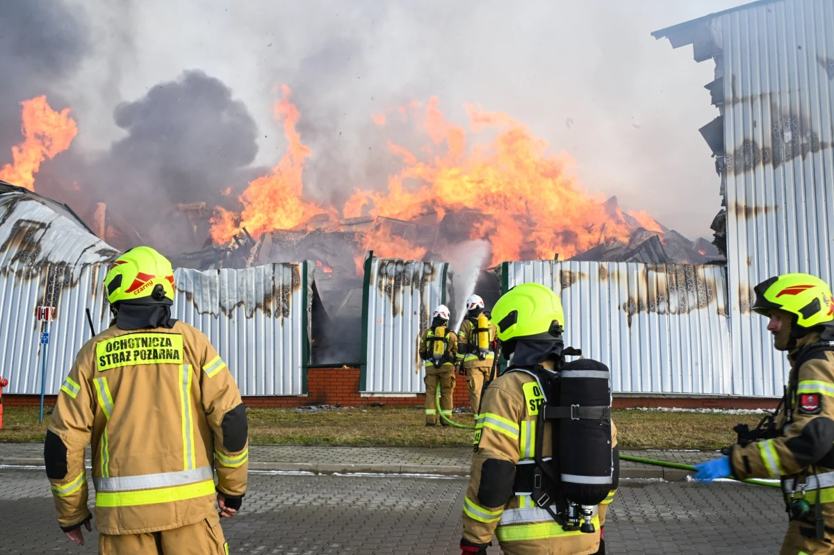 Prawdopodobną przyczyną niedzielnego pożaru w magazynie surowca do produkcji opakowań drukowanych w Bydgoszczy było uszkodzenie jednego z elementów ogrzewania - poinformował we wtorek wiceprezes, dyrektor wykonawczy MMP Neupack Polska Michał Thomas. Dyrekcja zapewnia, że z powodu przestoju produkcyjnego nikt z załogi nie straci pracy.