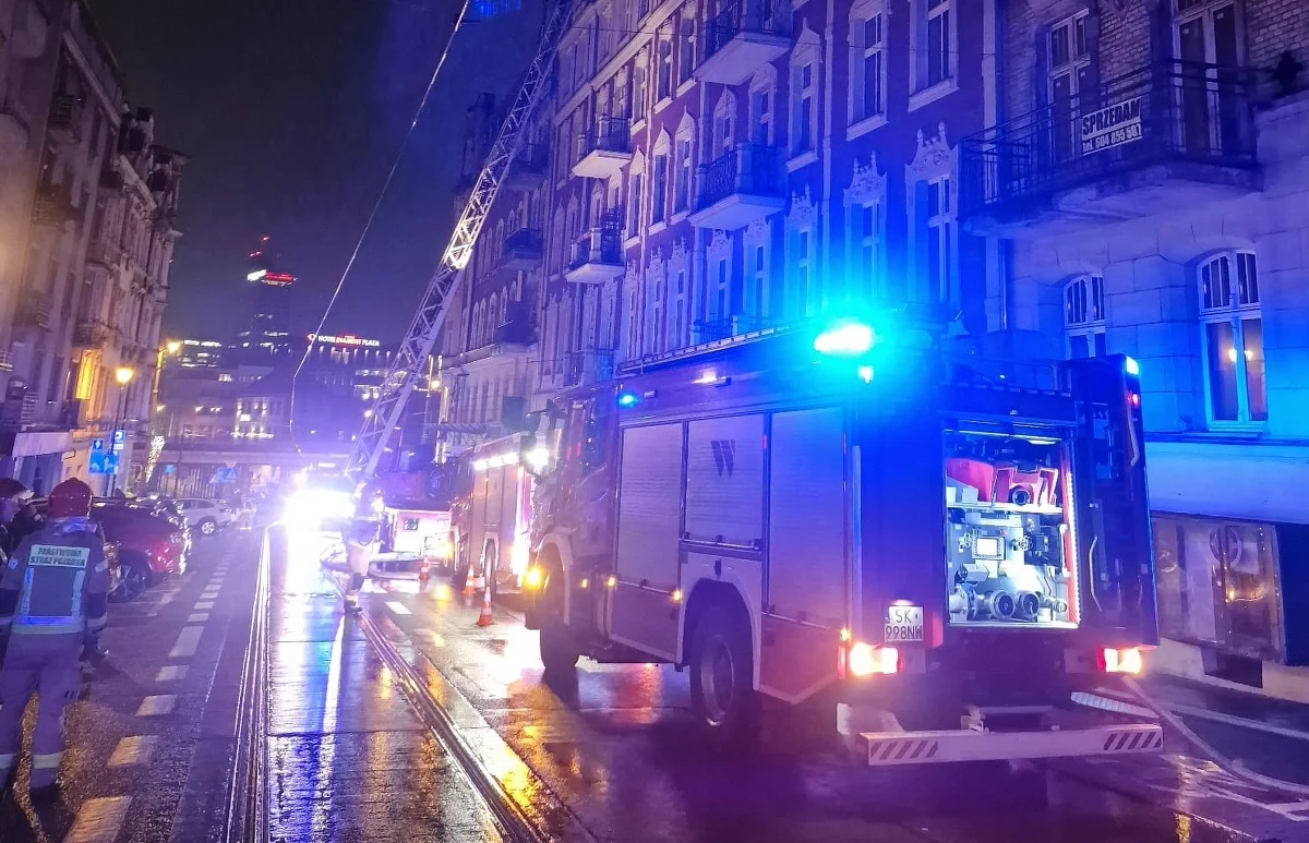 Pożar na poddaszu kamienicy w centrum Katowic wybuchł we wtorek około godz. 17. Pięć osób ewakuowano, w tym matkę z małym dzieckiem. Maluch po przebadaniu został przewieziony do szpitala.  
