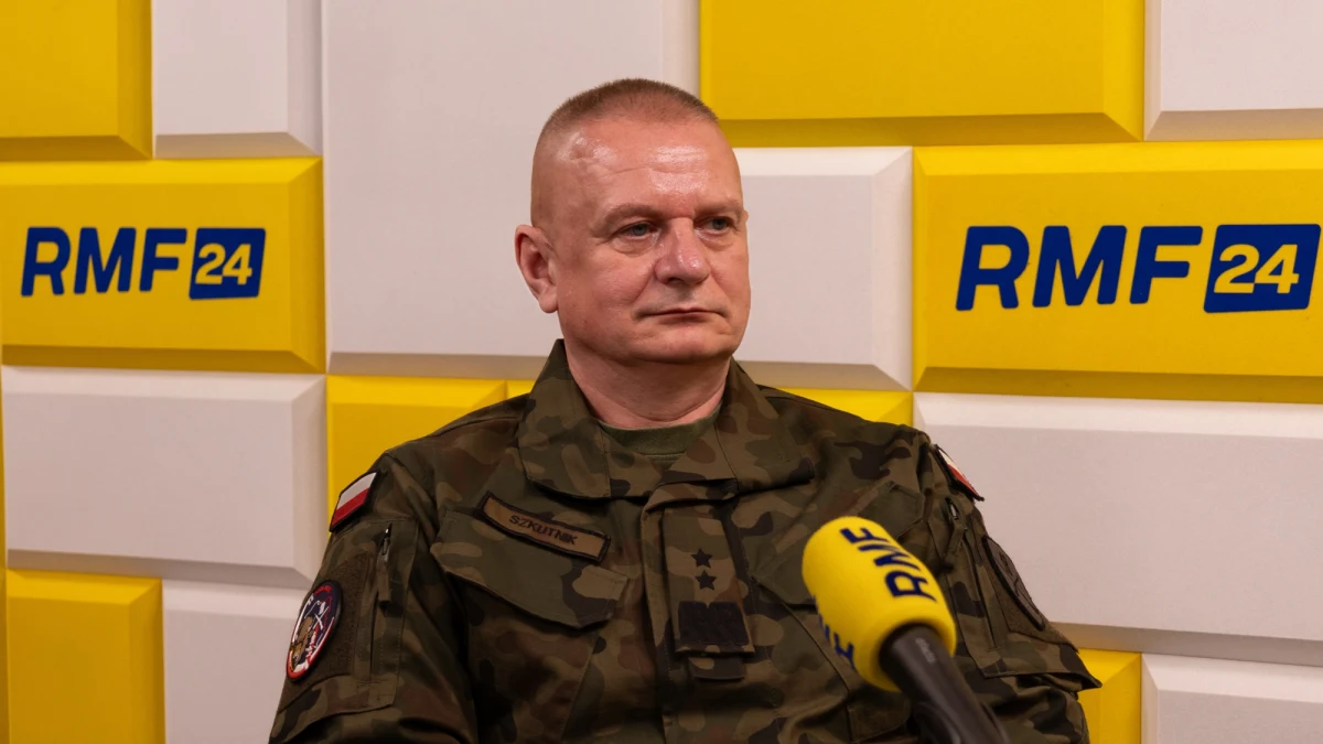 "Siły szybkiego reagowania zadziałały natychmiast. Dwie minuty po sygnale, że żołnierz opuścił jednostkę, mieliśmy wszystkich ludzi w gotowości" - mówi RMF FM o incydencie w Mielniku gen. Arkadiusz Szkutnik, głównodowodzący działaniami żołnierzy na Podlasiu. W Nowy Rok 24-letni żołnierz strzelał do auta, którym jechał ojciec z 13-letnią córką. Z dowódcą operacji Bezpieczne Podlasie rozmawiamy także o poczuciu bezpieczeństwa mieszkańców regionu i pytamy, jak zmieniła się taktyka migrantów, próbujących nielegalnie przekraczać naszą wschodnią granicę.