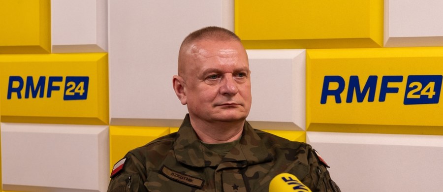 "Siły szybkiego reagowania zadziałały natychmiast. Dwie minuty po sygnale, że żołnierz opuścił jednostkę, mieliśmy wszystkich ludzi w gotowości" - mówi RMF FM o incydencie w Mielniku gen. Arkadiusz Szkutnik, głównodowodzący działaniami żołnierzy na Podlasiu. W Nowy Rok 24-letni żołnierz strzelał do auta, którym jechał ojciec z 13-letnią córką. Z dowódcą operacji Bezpieczne Podlasie rozmawiamy także o poczuciu bezpieczeństwa mieszkańców regionu i pytamy, jak zmieniła się taktyka migrantów, próbujących nielegalnie przekraczać naszą wschodnią granicę.