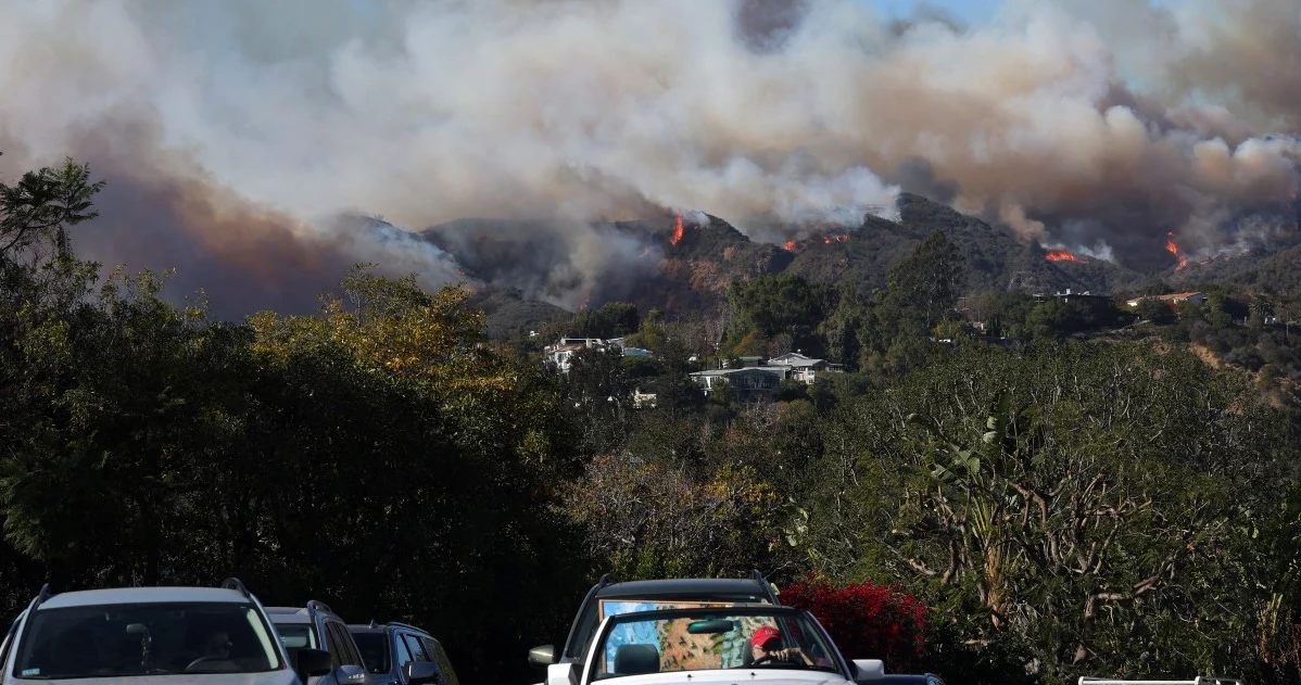 Los Angeles. Potężne Pożary Trawią Przedmieście. 