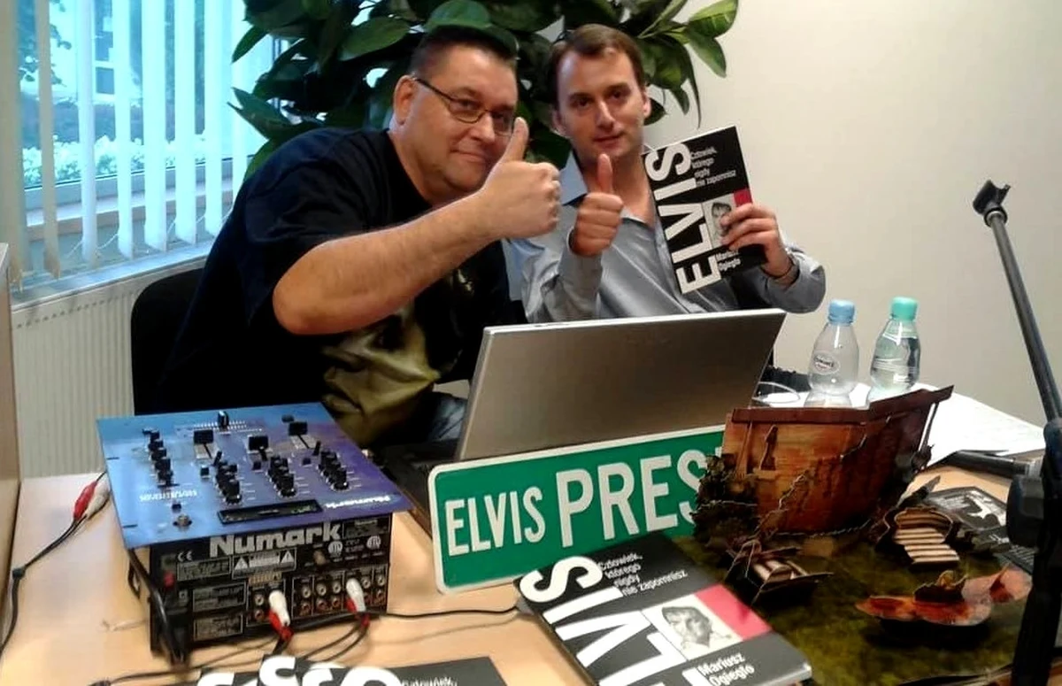 8 stycznia 2025 roku fani Elvisa Presleya na całym świecie celebrują 90. rocznicę urodzin swojego idola, piosenkarza i aktora okrzykniętego przez dziennikarzy muzycznych królem rock’n’rolla i artystą wszech czasów. O fenomenie artysty rozmawiamy z Mariuszem Ogiegło, jednym z najlepszych znawców jego dyskografii, twórcy pierwszego w Polsce autoryzowanego przez Elvis Presley Enterprises, Inc. (EPE), blogu „Elvis: Promised Land” w całości poświęconego twórczości genialnego artysty.