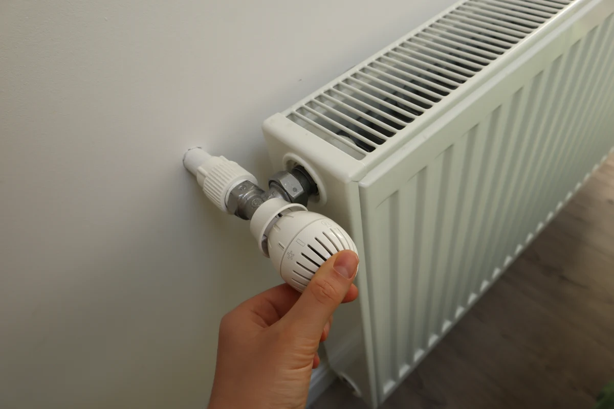 Zostały przywrócone dostawy ciepła i ciepłej wody, ale cały system pracuje w trybie awaryjnym - przekazała w środę w południe Szczecińska Energetyka Cieplna. To pokłosie awarii w Elektrociepłowni Szczecin, do której doszło we wtorek wieczorem.