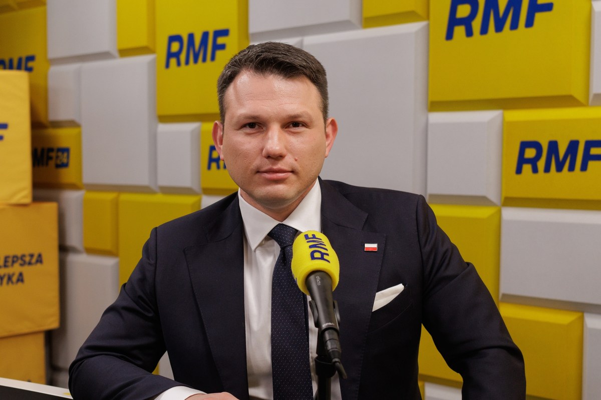 Minister finansów Andrzej Domański powinien wypłacić pieniądze PiS-owi - stwierdził w Porannej rozmowie w RMF FM Sławomir Mentzen. "Każdy urzędnik powinien działać w granicach i na podstawie prawa" - skomentował współprzewodniczący Konfederacji. Także tej kwestii dotyczyło pytanie od słuchacza, które gość Tomasza Terlikowskiego - nowego prowadzącego Poranną rozmowę w RMF FM - wylosował w programie. "Pieniądze z subwencji dla PiS-u czy na cele charytatywne?" - chciał wiedzieć pan Tadeusz z Krapkowic. "Na podstawie prawa pieniądze powinny być dla PiS-u" - stwierdził Mentzen. 