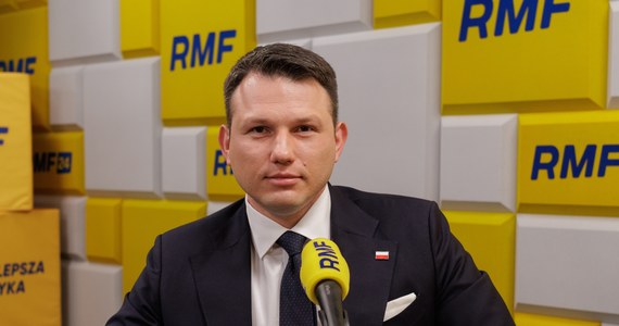 Minister finansów Andrzej Domański powinien wypłacić pieniądze PiS-owi - stwierdził w Porannej rozmowie w RMF FM Sławomir Mentzen. "Każdy urzędnik powinien działać w granicach i na podstawie prawa" - skomentował współprzewodniczący Konfederacji. Także tej kwestii dotyczyło pytanie od słuchacza, które gość Tomasza Terlikowskiego - nowego prowadzącego Poranną rozmowę w RMF FM - wylosował w programie. "Pieniądze z subwencji dla PiS-u czy na cele charytatywne?" - chciał wiedzieć pan Tadeusz z Krapkowic. "Na podstawie prawa pieniądze powinny być dla PiS-u" - stwierdził Mentzen. 