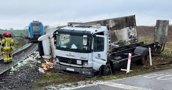 Dwie osoby zostały ranne w zderzeniu samochodu ciężarowego z pociągiem w Wielkopolsce. Do wypadku doszło na trasie prowadzącej z Szydłowa na Zawadę w powiecie pilskim. 