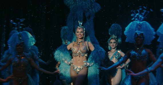 W środę do amerykańskich kin wchodzi "The Last Showgirl". To wielki powrót Pameli Anderson. Osadzony w kolorowym i rozpustnym Las Vegas film to opowieść o tancerce rewiowej, której największy atut, czyli ciało, przestało być atrakcyjne. Anderson za rolę Shelley dostała m.in nominację do Złotego Globu. 