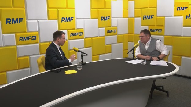 Minister finansów Andrzej Domański powinien wypłacić pieniądze PiS-owi - stwierdził w Porannej rozmowie w RMF FM Sławomir Mentzen. "Każdy urzędnik powinien działać w granicach i na podstawie prawa" - skomentował współprzewodniczący Konfederacji. Także tej kwestii dotyczyło pytanie od słuchacza, które gość Tomasza Terlikowskiego wylosował w programie. "Pieniądze z subwencji dla PiS-u czy na cele charytatywne?" - chciał wiedzieć pan Tadeusz z Krapkowic. "Na podstawie prawa pieniądze powinny być dla PiS-u" - stwierdził Mentzen.