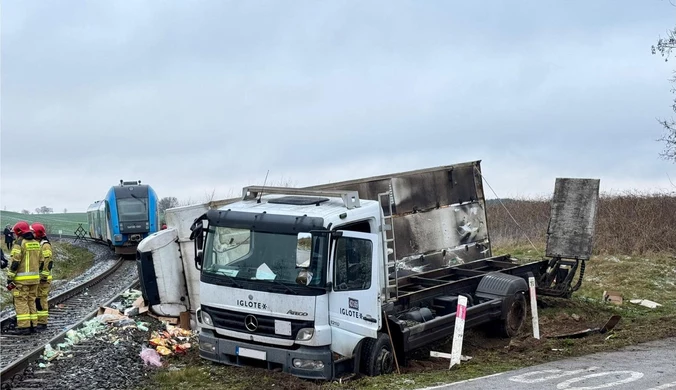 Groźny wypadek na przejeździe kolejowym. Pociąg zderzył się z ciężarówką