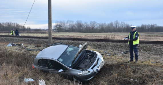 Do godziny 11 mogą potrwać utrudnienia po wypadku na torach w Zalesiu Gorzyckim. Kierująca toyotą wjechała na tory i w auto uderzył pociąg relacji Przemyśl-Warszawa.  