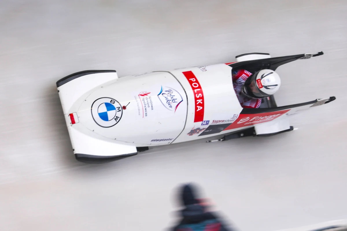 Linda Weiszewski i Klaudia Adamek sprawiły ostatnio sporą niespodziankę, zajmując dziewiąte miejsce w Pucharze Świata w bobslejowych dwójkach. Wynik wywalczony na torze w Winterbergu odbił się szerokim echem w tej dyscyplinie sportu. „Pamiętam, że w poprzednim sezonie mówiono o tym, że Polki nic nie pokażą. Teraz dostawałyśmy liczne gratulacje. Patrzą na nas inaczej, a nie jak na słabiaków. Liczą się z nami” - mówi w RMF FM Weiszewski, która jest pilotką polskiego bobsleja. 