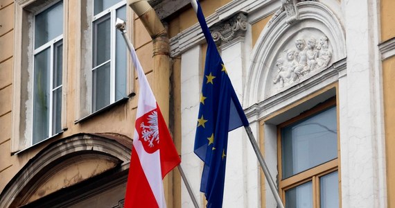 Flagi Polski i Unii Europejskiej zniknęły z budynku konsulatu Rzeczypospolitej w Petersburgu. Zakończyła się uroczystość związana z likwidacją polskiej placówki dyplomatycznej w tym mieście. 