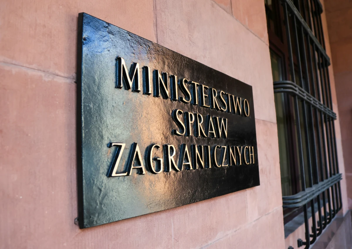 NIK poinformowała, że w wyniku kontroli przeprowadzonej w 2024 r. w Ministerstwie Spraw Zagranicznych ws. działalności konsularnej, Izba sporządziła i skierowała do prokuratury cztery zawiadomienia o podejrzeniu popełnienia przestępstwa przeciwko 12 funkcjonariuszom publicznym.