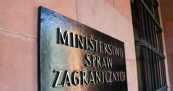 NIK poinformowała, że w wyniku kontroli przeprowadzonej w 2024 r. w Ministerstwie Spraw Zagranicznych ws. działalności konsularnej, Izba sporządziła i skierowała do prokuratury cztery zawiadomienia o podejrzeniu popełnienia przestępstwa przeciwko 12 funkcjonariuszom publicznym.