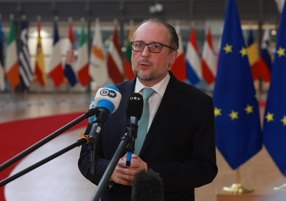 ​Szef MSZ Austrii Alexander Schallenberg będzie pełnił obowiązki kanclerza do czasu wyłonienia nowego rządu - poinformowała w środę kancelaria prezydenta. Po fiasku dotychczasowych rozmów koalicyjnych, misji sformowania gabinetu podjął się lider skrajnie prawicowej partii FPOe Herbert Kickl.