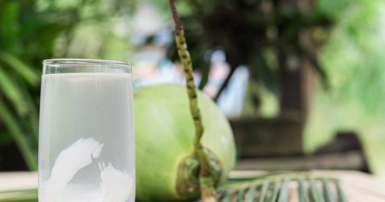 Nawadnia lepiej niż zwykła woda. Ma mnóstwo elektrolitów i kilka kalorii