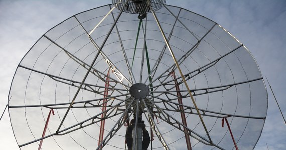 Na dachu Centrum Technologii Kosmicznych AGH w Krakowie zainstalowano specjalistyczną antenę, która posłuży do komunikacji z satelitami. Będzie śledzić ruch najmniejszego polskiego satelity HYPE, który jeszcze w styczniu zostanie wysłany na orbitę - poinformowała uczelnia.