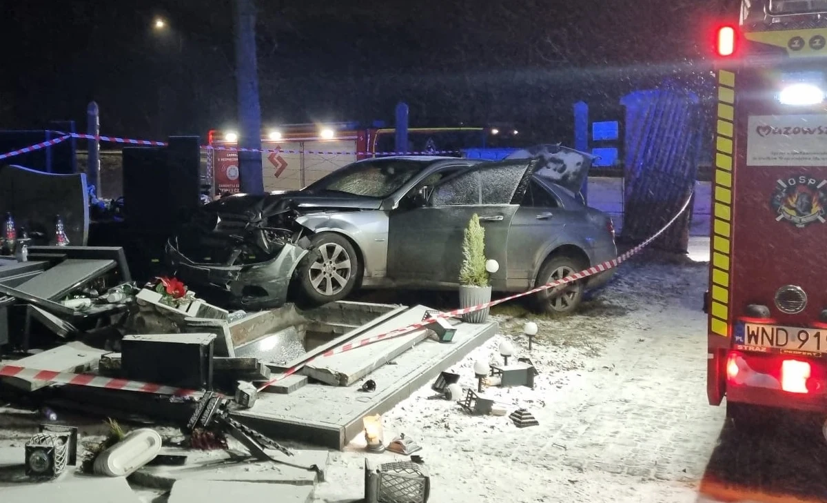 Pięć lat więzienia grozi kierowcy, który w nocy z niedzieli na poniedziałek staranował samochodem bramę cmentarza w Nowym Dworze Mazowieckim i zniszczył kilka nagrobków, a następnie uciekł.