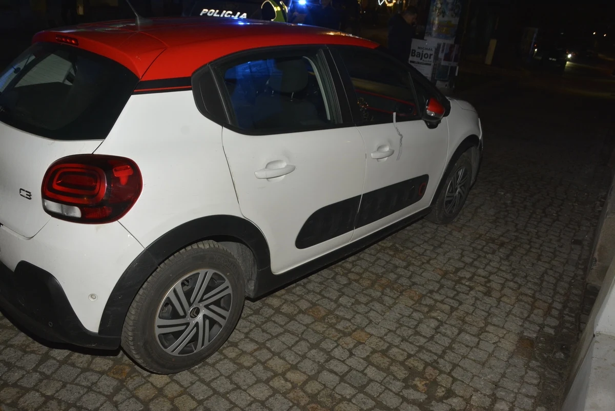 Ponad promil alkoholu w organizmie miała kobieta, która pędziła autem po chodniku w centrum Przemyśla (woj. podkarpackie). Nie zważała na pieszych, zaparkowane samochody i jednoślady. Niebezpieczną jazdę przerwali jej strażnicy miejscy. 33-latka usłyszała zarzut, grozi jej do trzech lat więzienia.