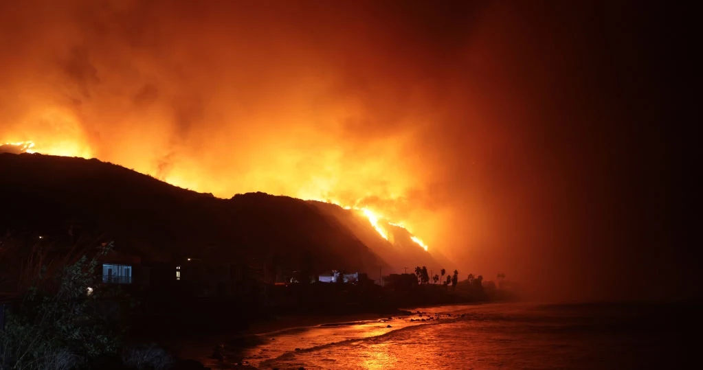 Ogromny pożar w rejonie Santa Monica w Kalifornii. Płomienie i słup dymu w rejonie Los Angeles widać na zdjęciach satelitarnych