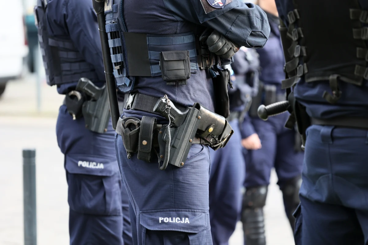 Interwencja policjantów w mazowieckiej Jabłonnie zakończyła się użyciem broni służbowej. Mundurowi postrzelili w nogę mężczyznę, który zaatakował ich widłami.