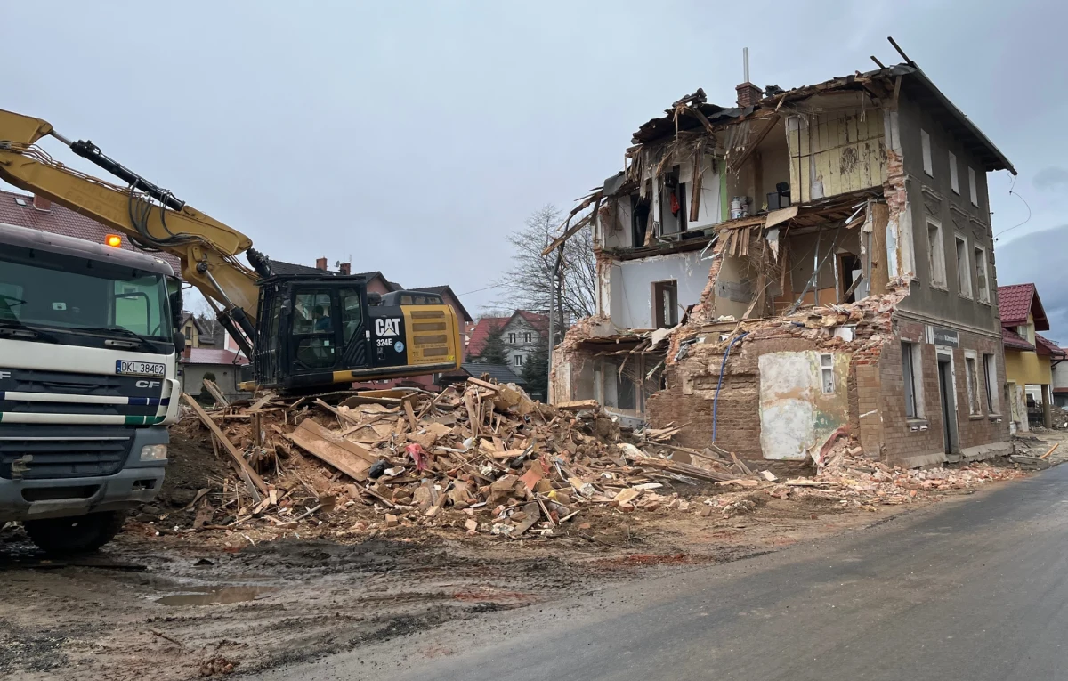 Wiele spraw o odszkodowania po powodzi zakończy się w sądzie - zapowiadają poszkodowani z Dolnego Śląska. Jak mówią w rozmowie z RMF FM, mimo że ich polisy obejmowały skutki powodzi, ubezpieczyciele niechętnie wypłacają pełną kwotę.