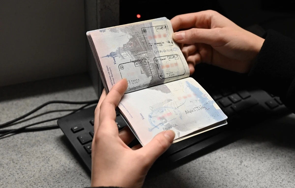 Pogranicznicy pracujący na podkrakowskim lotnisku w Balicach wpadli w niemałe osłupienie, kiedy sprawdzili paszport 54-letniej Amerykanki. Okazało się, że cudzoziemka robiła w dokumencie notatki o miejscach swoich podróży. W efekcie odmówiono jej wjazdy na terytorium Polski.