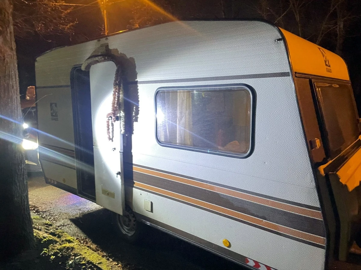 60 kilogramów marihuany próbowała przemycić do Polski para wracająca z wakacji w Hiszpanii. 71-letnią kobietę i jej 57-letniego partnera zatrzymali w Milanówku policjanci z warszawskiego Śródmieścia.