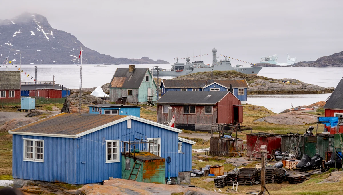 O "konieczności zachowania zimnej krwi" i "braku kryzysu politycznego" mówił w środę szef duńskiej dyplomacji Lars Lokke Rasmussen. Rzecznik Komisji Europejskiej Olof Gill wskazał z kolei, że KE jest gotowa bronić interesów Unii Europejskiej w wymiarze handlowym. Obie wypowiedzi to echa zamieszania politycznego wokół Grenlandii. Wywołał je prezydent elekt USA Donald Trump, zapraszając do współpracy syna, Donalda Trumpa jr.