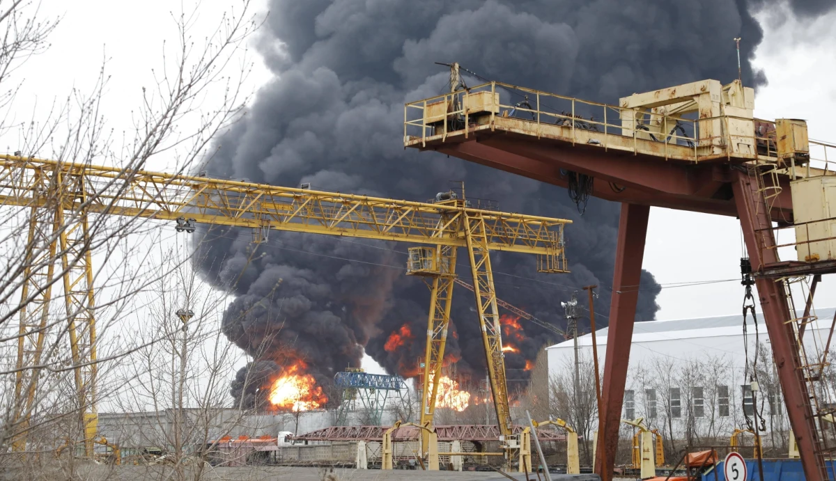 W mieście Engels, gdzie stacjonuje rosyjskie lotnictwo strategiczne, wprowadzono w środę stan wyjątkowy. Przyczyną jest pożar, który wybuchł po tym, jak ukraińskie drony zaatakowały znajdującą się tam bazę paliwową.