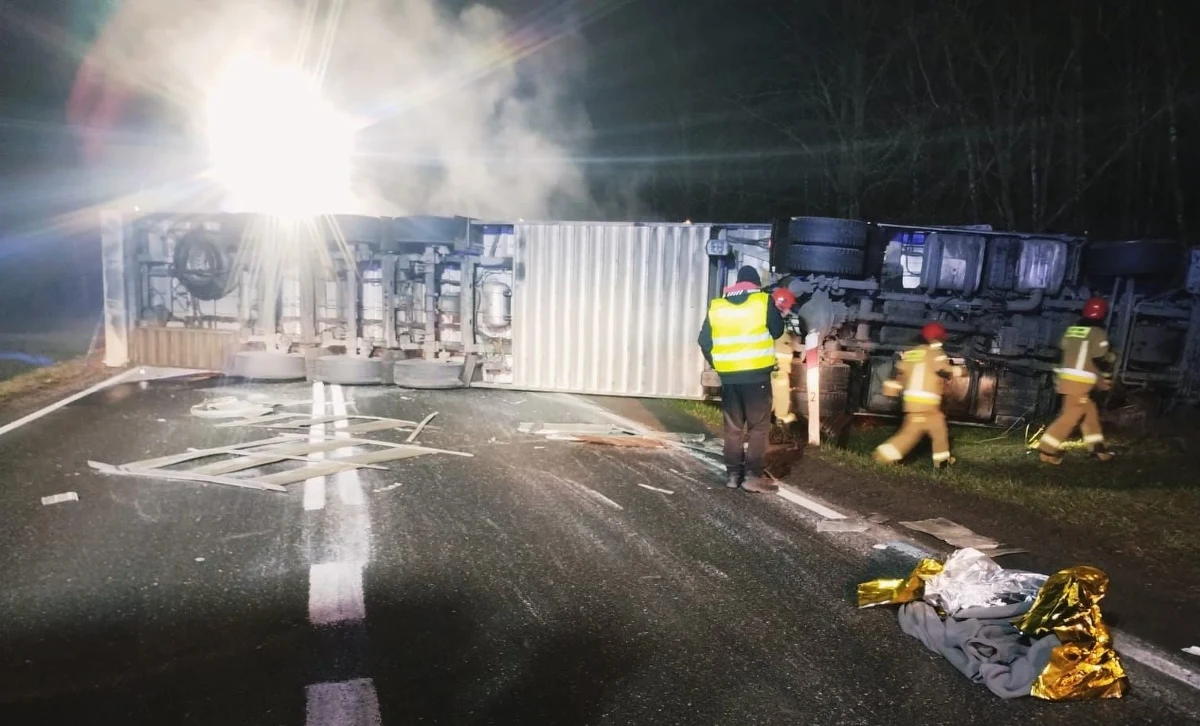 W środę wieczorem i w nocy ze środy na czwartek zablokowana była droga krajowa nr 70 w łódzkiej miejscowości Wola Pękoszewska. Przewrócił się tam tir przewożący w naczepie 170 sztuk trzody chlewnej. Na miejscu działało 11 zastępów straży pożarnej.