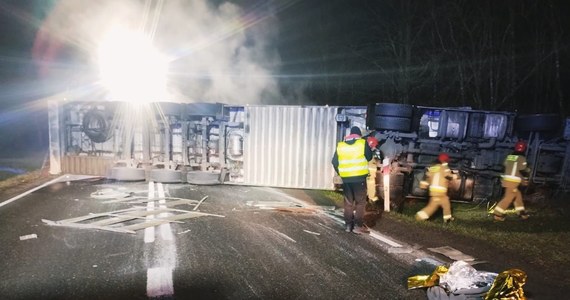 W środę wieczorem i w nocy ze środy na czwartek zablokowana była droga krajowa nr 70 w łódzkiej miejscowości Wola Pękoszewska. Przewrócił się tam tir przewożący w naczepie 170 sztuk trzody chlewnej. Na miejscu działało 11 zastępów straży pożarnej.