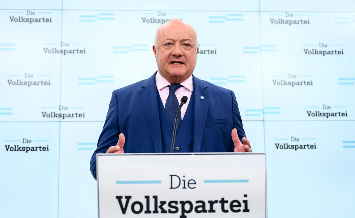 Austriaccy ludowcy przystąpili do negocjacji ws. utworzenia koalicji z radykalnie prawicową Austriacką Partią Wolności (FPOe). W środę potwierdził to Christian Stocker - lider ludowców. Polityk zapowiedział, że liczy na szczere rozmowy o miejscu Austrii w UE i niezależności od Rosji. Odrzucił też możliwość wcześniejszych wyborów.