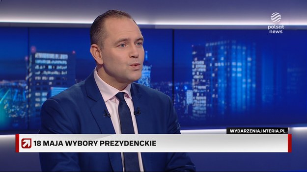 - Ja tej sprawie przyglądam się z szerszej perspektywy - powiedział w "Gościu Wydarzeń" kandydat w wyborach prezydenckich wspierany przez PiS Karol Nawrocki zapytany o skierowanie przez ministra Domańskiego prośby do Państwowa Komisja Wyborcza o wykładnie ich decyzji. Ostatecznie PKW przyjęła sprawozdanie komitetu PiS z kampanii wyborczej w 2023 roku. - Jeśli żyjemy w państwie prawa, to działanie ministra jest czysto techniczne. Uchwałę PKW trzeba wykonać - dodał. Nawrocki powiedział, że decyzja równa się wypłacie środków PiS. Prezes IPN stwierdził, że jeśli tak się nie stanie, to wybory prezydenckie nabiorą tonu, który "nie można uznać za sprawiedliwy". Prowadzący Bogdan Rymanowski zapytał Karola Nawrockiego, czy to oznacza, że będzie - jako kandydat - dyskryminowany i będzie miał mniejsze szanse w wyborach. - Uważam, że wygram. Bo obywatele są gotowi do hojności i zaangażowania. Minister Domański, jeśli nie podejmie tej decyzji, to najgorszą ocenę wystawi sobie samemu - odpowiedział kandydat wpierany przez PiS. - Wiele osób już teraz deklaruje wpłacanie środków na moją kampanię. Na spotkania przychodzą osoby i mówią, że już chcą wpłacać - zaznaczył. - Zachęcam wszystkich państwa do wparcia, abym mógł stawić w sprawiedliwej walce czoła swojemu głównemu kandydatowi, wiceprzewodniczącemu PO Rafałowi Trzaskowskiemu - dodał Nawrocki.