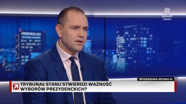 Rymanowski zapytał gościa, czy jeśli znajdzie się z Rafałem Trzaskowskim w drugiej turze, to zdecyduje się na debatę z nim. - Oczywiście jestem gotowy, aby debatować z Trzaskowskim, bo jest o czym - zadeklarował kandydat. - Polska jest dziś dziś w stanie głębokiej drożyzny - powiedział i dodał, że za to współodpowiedzialny jest wiceprzewodniczący PO. Jak zaznaczył, Trzaskowski jest zastępcą Tuska. - A obecny rząd odpowiada za drożyznę i za zwijanie projektów inwestycyjnych - przekazał. Nawrocki zadeklarował, że - za tydzień - środę pójdzie na urlop. - Zgodnie z decyzją marszałka, bo wtedy rozpocznie się kampania wyborcza - wyjaśnił. Prowadzący zapytał gościa o to, kto powinien stwierdzać ważność wyborów prezydenckich. Szymon Hołownia zaproponował, aby ws. stwierdzania ważności wyborów orzekać miały trzy połączone izby Sądu Najwyższego: Karna, Cywilna i Pracy, a nie Izba Kontroli Nadzwyczajnej i Spraw Publicznych. - To jest zapisane w Konstytucji. Nie uda się chyba ustawy zasadniczej zmienić przed nadchodzącymi wyborami prezydenckim. To Sąd Najwyższy stwierdza ważność wyborów - odpowiedział Nawrocki. - Z powodu tego bałaganu, Polacy potrzebują obywatelskiego kandydata, który go posprząta - dodał i zaznaczył, że Platforma Obywatelska tylko potęguje ten kryzys. Kandydat popierany przez PiS stwierdził, ze Polacy czują się niestabilnie w odniesieniu do wymiaru sprawiedliwości, który obecnie funkcjonuje. - Obywatele są zmęczeni tym zamieszaniem. Naprawić może to tylko ktoś, kto nie jest formalnie związany z żadną partią polityczną - przekazał.