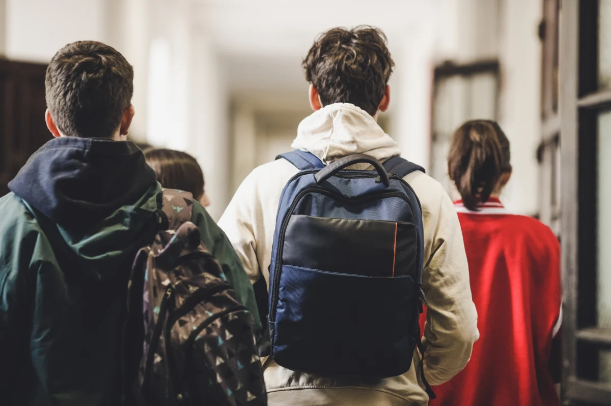 Groźny incydent przed jedną z wrocławskich szkół. Zamaskowany mężczyzna miał grozić uczniom przedmiotem przypominającym broń. Na szczęście nikomu nic się nie stało.