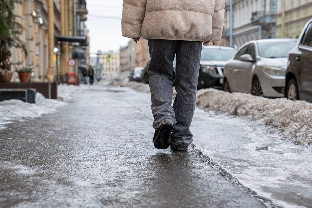Instytut Meteorologii i Gospodarki Wodnej wydał w środę wieczorem ostrzeżenia I stopnia przed marznącymi opadami w prawie całej Polsce. Kierowcy i piesi muszą uważać na gołoledź. Ostrzeżenia obowiązują od północy do godz. 10 w czwartek.