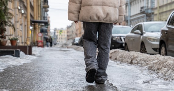 Instytut Meteorologii i Gospodarki Wodnej wydał w środę wieczorem ostrzeżenia I stopnia przed marznącymi opadami w prawie całej Polsce. Kierowcy i piesi muszą uważać na gołoledź. Ostrzeżenia obowiązują od północy do godz. 10 w czwartek.