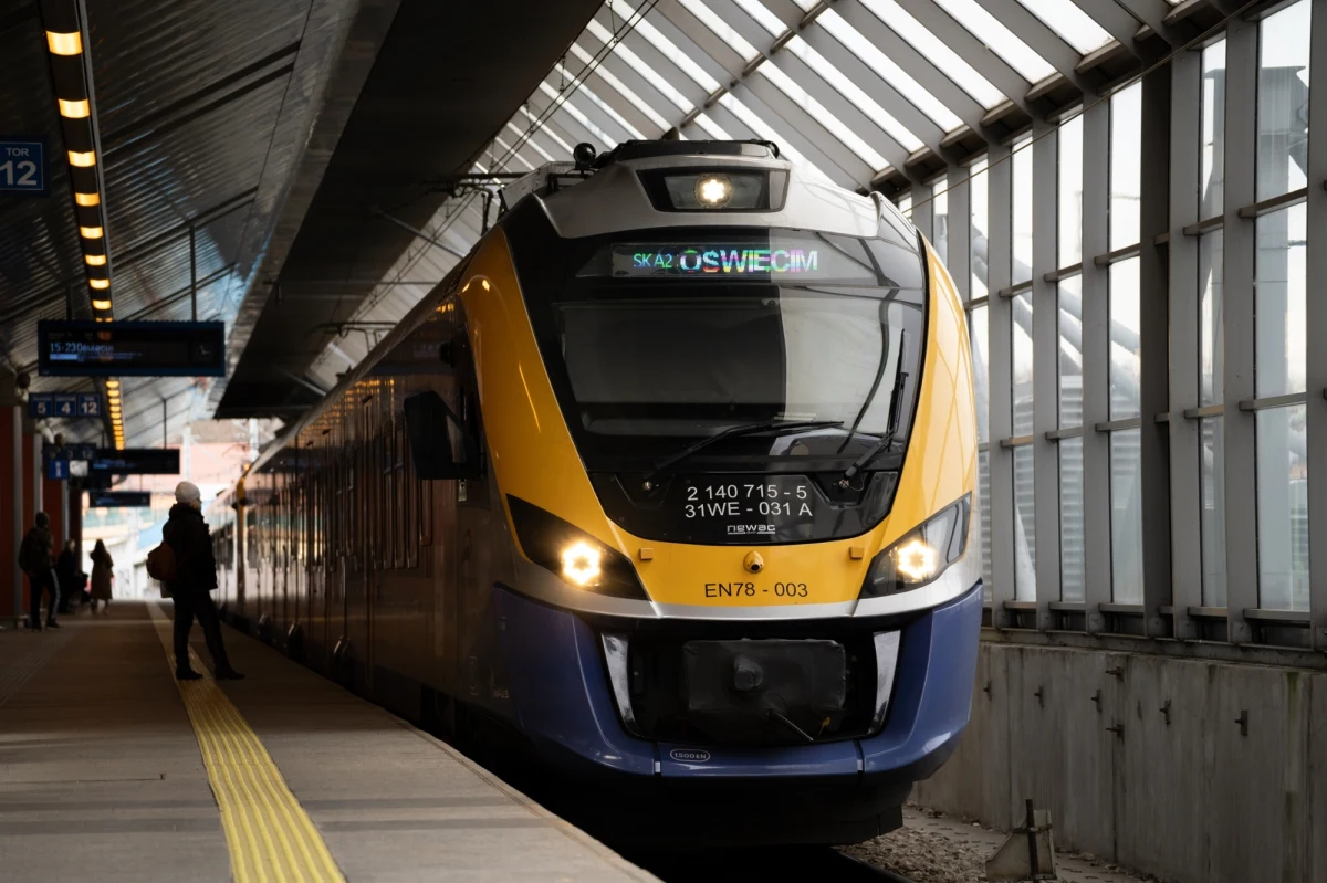 Dzieci i młodzież w Małopolsce w ferie znów pojadą pociągami za symboliczną złotówkę. To specjalna oferta województwa małopolskiego na czas przerwy w nauce, która w tym roku przypada od 18 stycznia do 2 lutego.