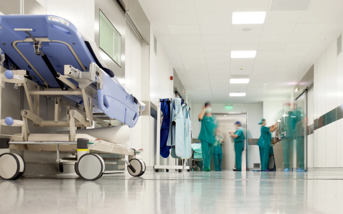 Gliwicka prokuratura oskarżyła znaną śląską hematolog prof. Sławomirę Kyrcz-Krzemień o przekroczenie uprawnień, składanie fałszywych zeznań, bezpodstawne przyznawanie premii za przeszczepy, a także o przeprowadzenie zabiegów, które według śledczych miały charakter eksperymentów medycznych. Za zarzucane przestępstwa może jej grozić kara do 10 lat więzienia.