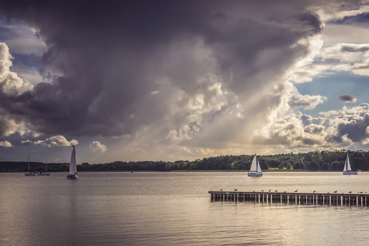 Prokuratura Rejonowa w Giżycku umorzyła śledztwa w sprawie zatonięcia dwóch jachtów. Do tragedii doszło w lipcu zeszłego roku na jeziorze Niegocin na Mazurach.
