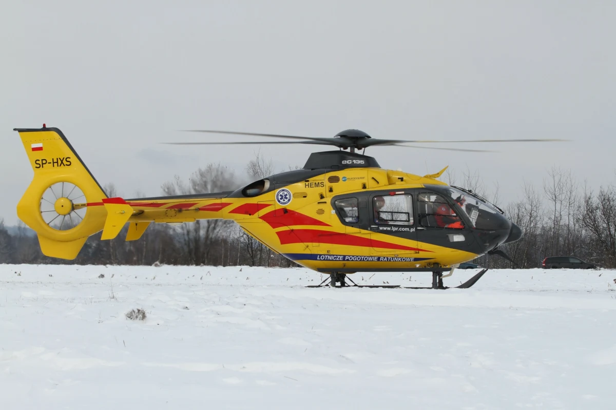 Spowodowanie śmiertelnego wypadku - taki zarzut usłyszał 22-letni kierowca samochodu, do którego doczepione były sanki. Jechał na nich 25-latek, uderzył w drzewo i zginął na miejscu. Do tragedii doszło w niedzielę w Myśliborzu w Łódzkiem. Kierujący autem był trzeźwy. Grozi mu do 20 lat więzenia. 