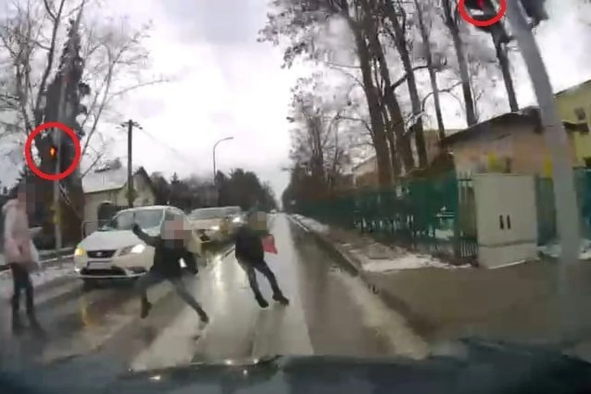 Chwile grozy na przejściu dla pieszych przy ul. Głównej w Piasecznie na Mazowszu. 10-latek zlekceważył czerwone światło na sygnalizatorze i wbiegł wprost pod koła auta. Okazuje się, że był wtedy pod opieką matki. Jak twierdzi, to ona namówiła go do wejścia na jezdnię. 