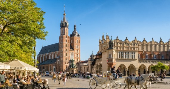 Kraków jest najchętniej odwiedzanym miastem w Polsce w sezonie wakacyjnym. Tylko w 2023 roku turyści zarezerwowali w stolicy Małopolski za pośrednictwem platform online 3,7 mln noclegów - wynika z danych opublikowanych przez Eurostat.