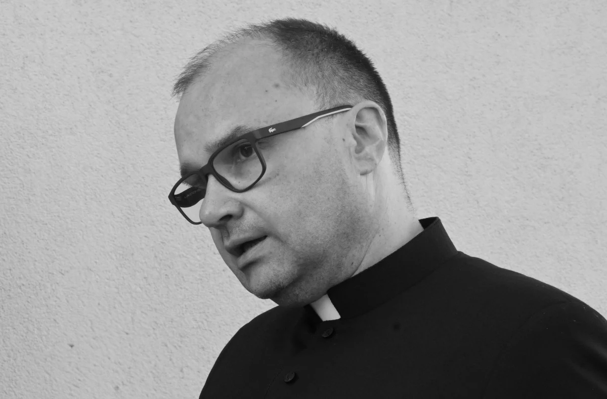 Nie żyje 47-letni ksiądz Andrzej Kaleta. Diecezja Koszalińsko-Kołobrzeska poinformowała, że duchowny został potrącony przez samochód, gdy wracał z kolędy. 